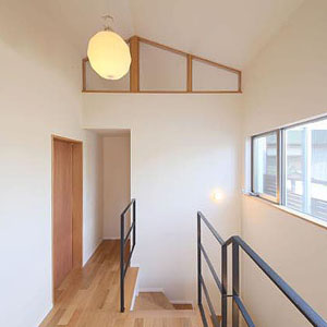 明るいナチュラルモダンな住宅の階段ホール