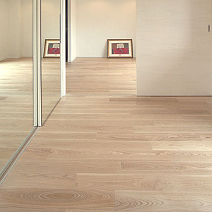 白い空間に床と建具の木目が印象的な、シンプルナチュラルなマンション1室リフォーム