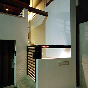 テラス下の半地下を車庫とした住宅のアプローチ階段,表札,門扉