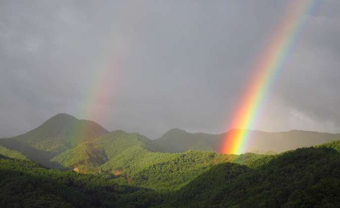 山並みにかかる虹