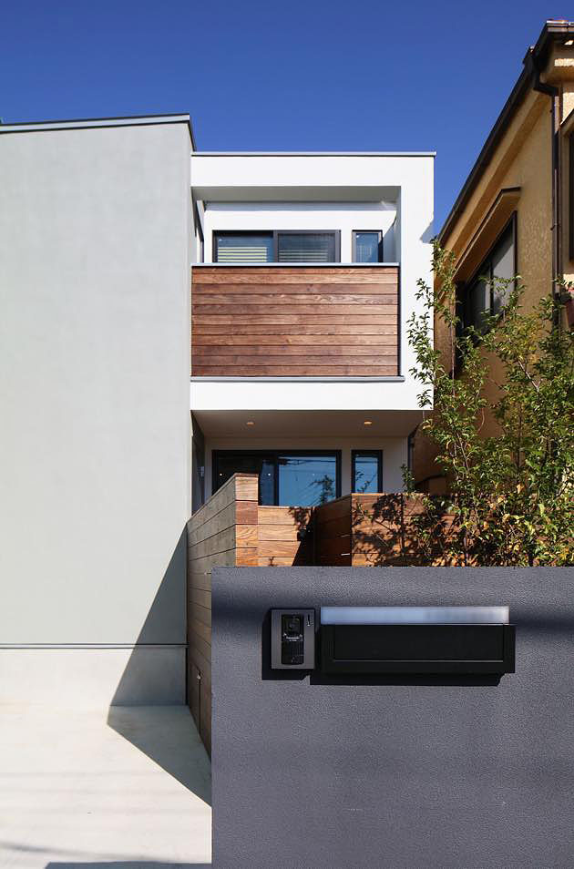 木板張りとコンクリート・モルタル色の外壁と合わせたモダンな住宅外観