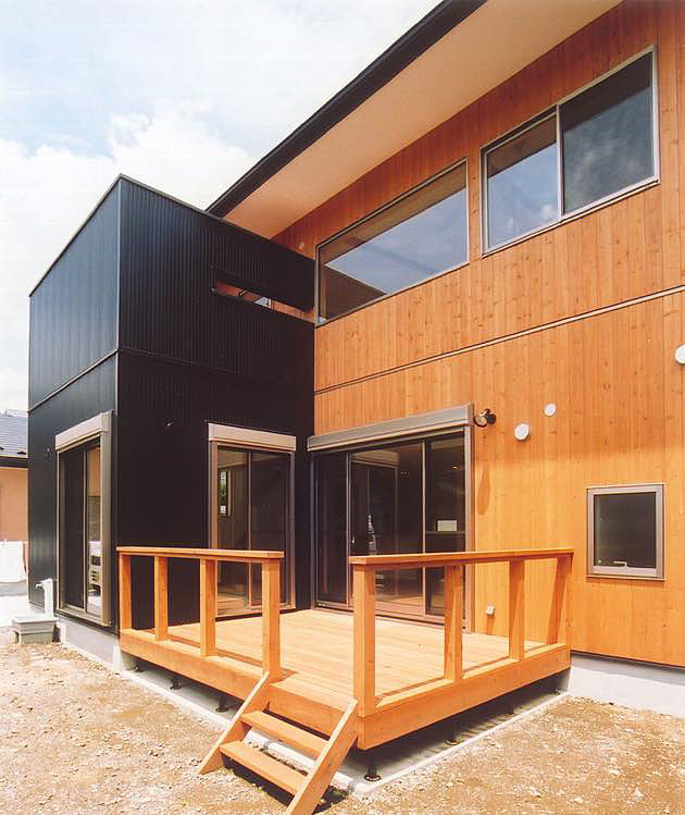 黒いガルバリウムと木板張りのナチュラルモダンな住宅外観