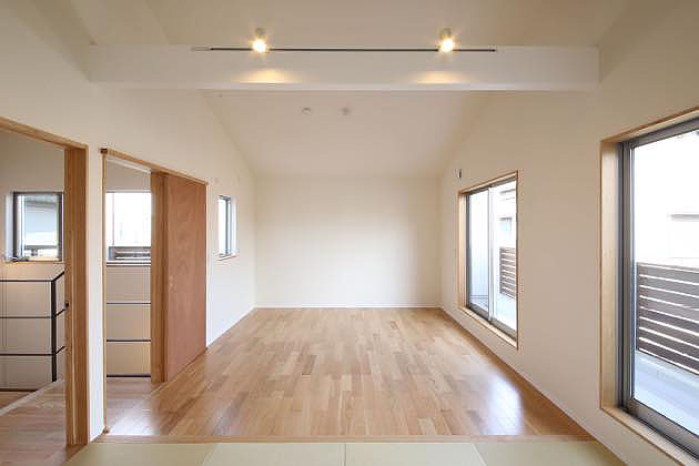 天井が高く明るい寝室,将来的に２室に分けることができる