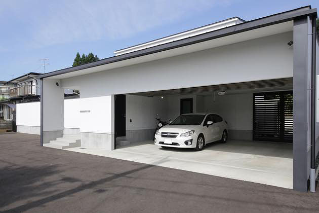 水平ラインを強調し、白いモダンデザインのガレージハウス外観,車2台並列のシャッター付きガレージ