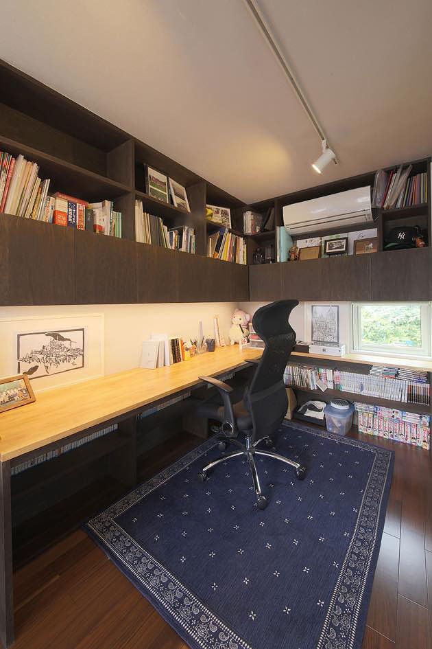 本棚に囲まれたワークスペース・勉強スペース