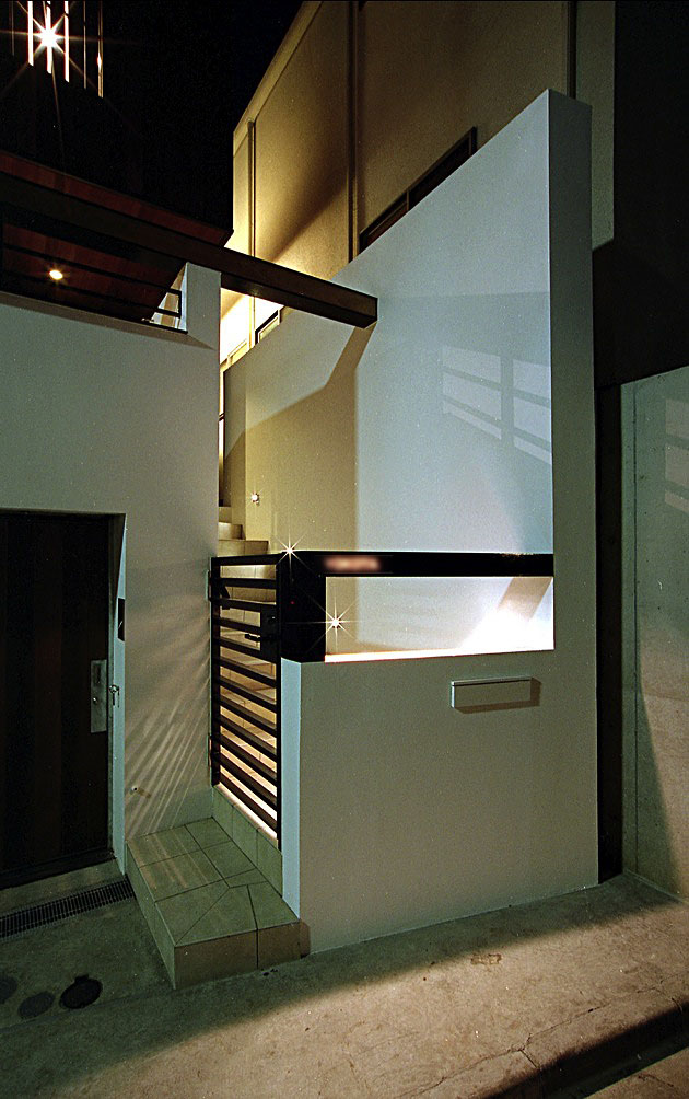 モダンデザインの住宅アプローチ階段,デザインされた表札,夜景