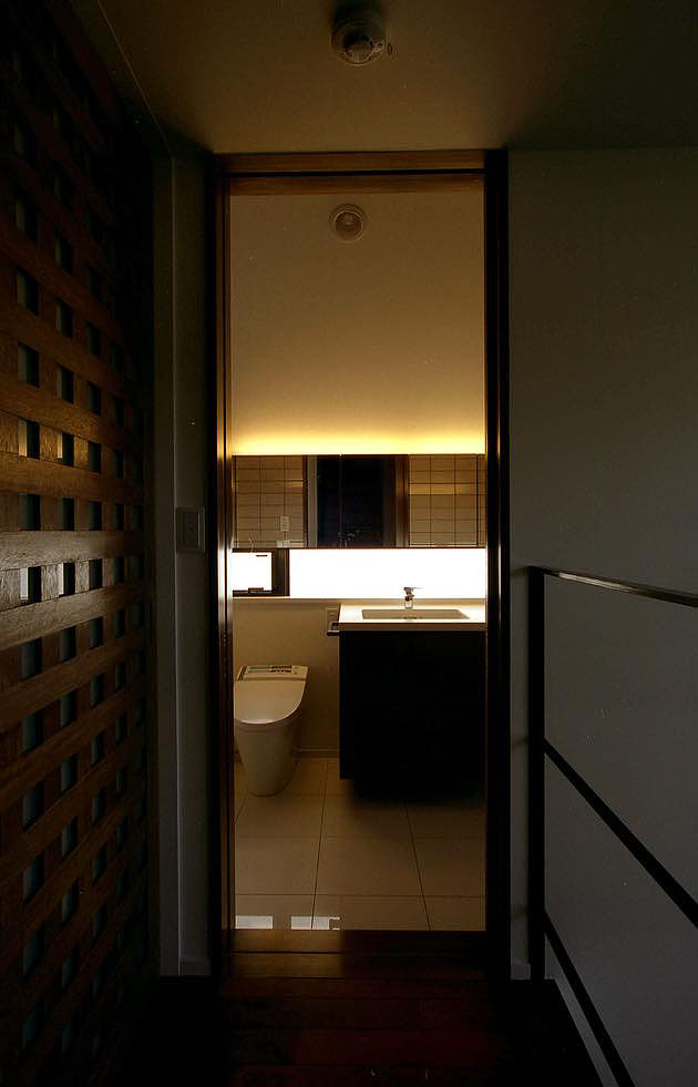 モダンデザインの住宅,階段ホールと洗面トイレ脱衣室ユーティリティの繋がり,間接照明で演出された洗面室